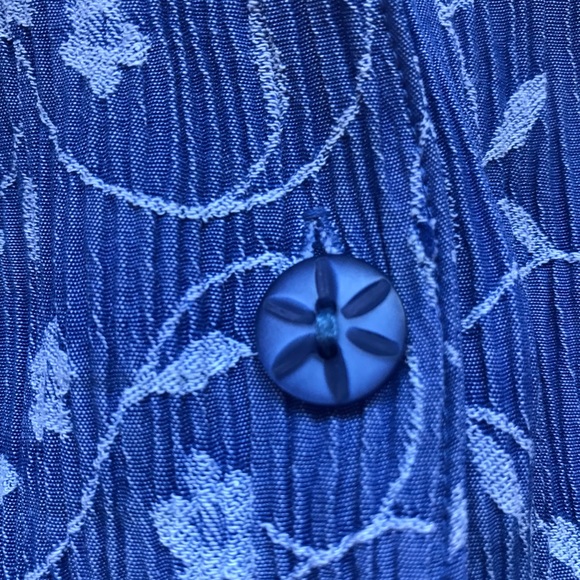 Drapers and Damons Blue /White Embroidered Flowers Collared Button Top Size P XL - Picture 12 of 12